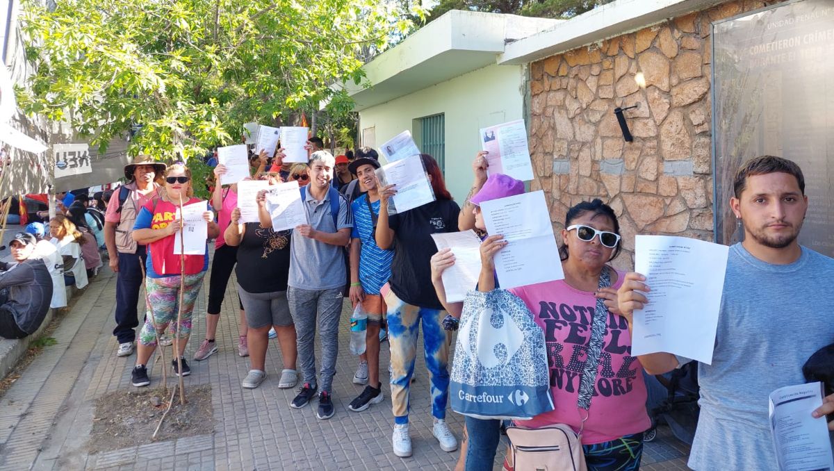 Las organizaciones sociales reparten currículums en una jornada de protesta