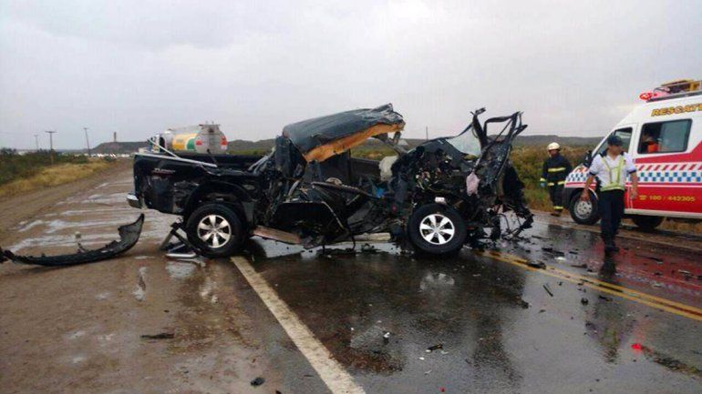 Un hombre murió al chocar de frente contra un camión que transporta combustible
