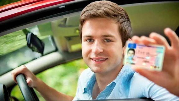 ¿Adolescentes al volante? Un senador impulsa bajar a 16 años la edad mínima para conducir autos
