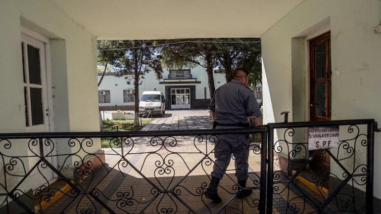 Las autoridades federales derivarán al Hospital Muñiz al interno que tiene tuberculosis para su tratamiento.