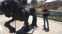 Cristian Méndez al lado de su obra de un caballo frisón en la Escuela de Arte N°1 de Zapala. Cristian Méndez al lado de su obra de un caballo frisón en la Escuela de Arte N°1 de Zapala.