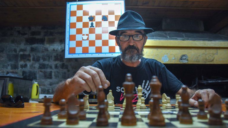 La pasión por cantar de nuevo jaque  al rey