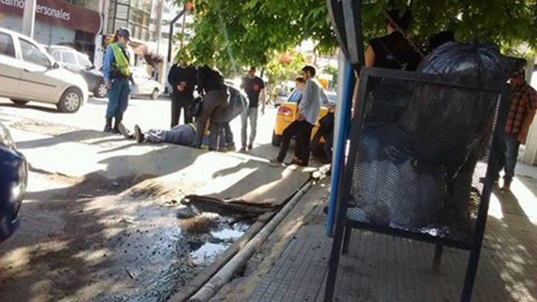 La inspectora quedó tendida en la calle tras ser embestida por el vehículo.