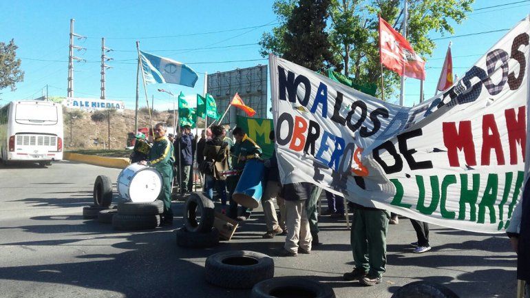 Obreros de MAM cortaron el puente viejo y hubo demoras