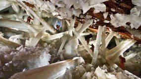 La cueva de cristales de Naica queda en Chihuahua. Dentro de esa mina se encuentra la mayor concentración de selenita (yeso) del mundo y hay información geológica fundamental de la Tierra.&nbsp;
