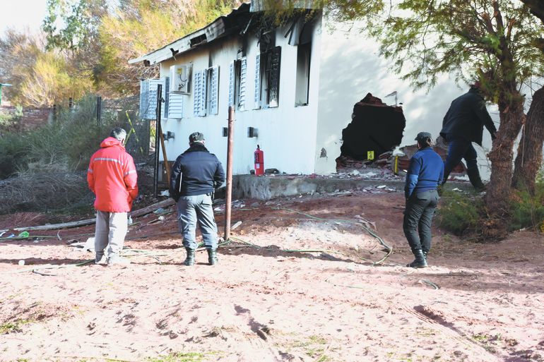 El 29 de junio de 2021 hubo una explosión en la Escuela 144 de Aguada San Roque donde murió la docente Mónica Jara, el gasista Nicolás Francés y su sobrino, Mariano Spinedi. El 29 de junio de 2021 hubo una explosión en la Escuela 144 de Aguada San Roque donde murió la docente Mónica Jara, el gasista Nicolás Francés y su sobrino, Mariano Spinedi.