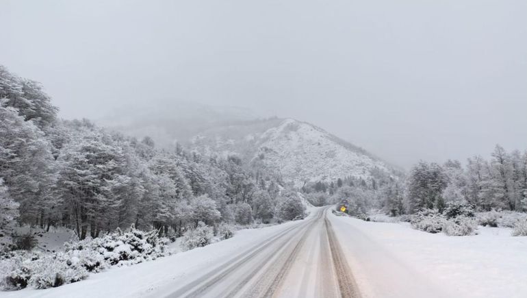 El frente frío llegó para quedarse, así avanza la ola polar con nieve en Neuquén