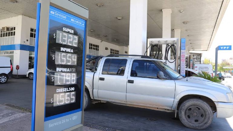 Los precios de las naftas en la estación de servicio YPF de la calle Jujuy y San Martín.