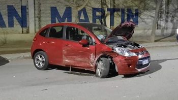 El Citroën C3 había sido robado en el centro de Cipolletti. Luego los ladrones lo chocaron contra dos autos frente al club San Martín. 