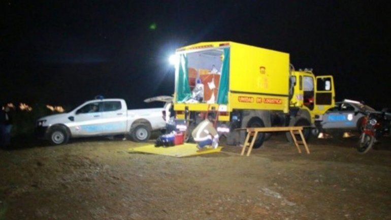 Los rescatistas trabajando en el lugar donde cayó el parapente.