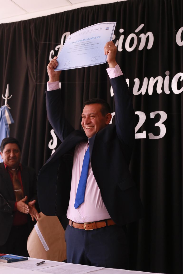 Fernando Banderez es el nuevo intendente de Añelo. Agradeció a su padre, al gobernador Omar Gutiérrez, al electo Rolando Figueroa y al jefe comunal saliente, Milton Morales Fernando Banderez es el nuevo intendente de Añelo. Agradeció a su padre, al gobernador Omar Gutiérrez, al electo Rolando Figueroa y al jefe comunal saliente, Milton Morales