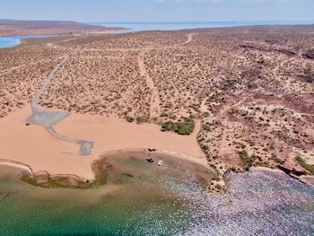 La intervención del movimiento de suelo en una playa del istmo del lago Mari Menuco.