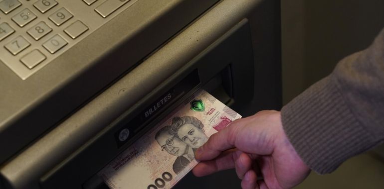 Extraer plata de los cajeros automáticos sale más caro: cuánto cobra cada banco