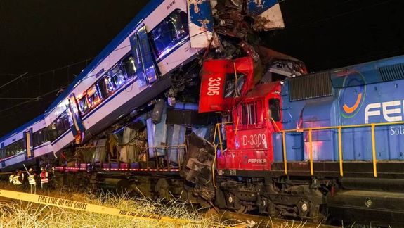 Choque frontal de trenes con dos muertos y nueve heridos