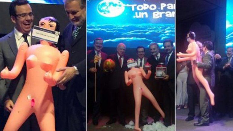 Escándalo: ministro de Economía chileno posó con una muñeca inflable