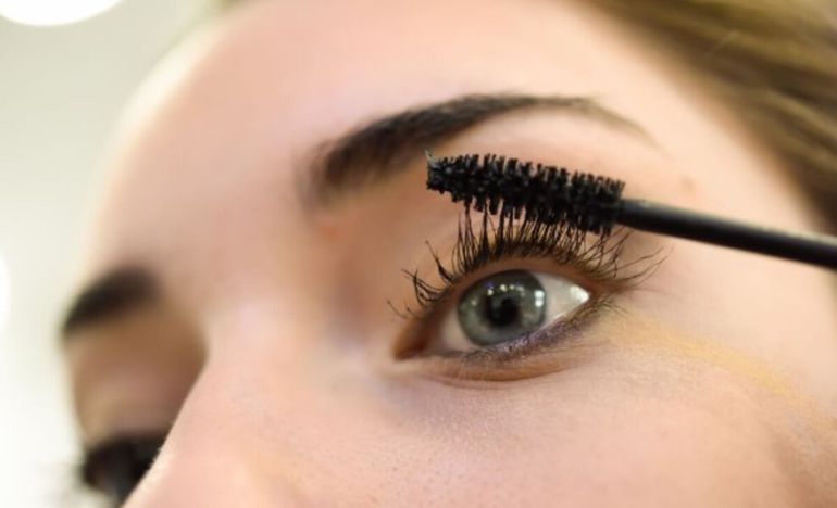 Ni pestañas postizas ni lifting: la nueva tendencia natural para ojos que es furor este invierno 2025