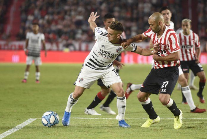 Borré vio la amarilla por una falta a Mascherano.