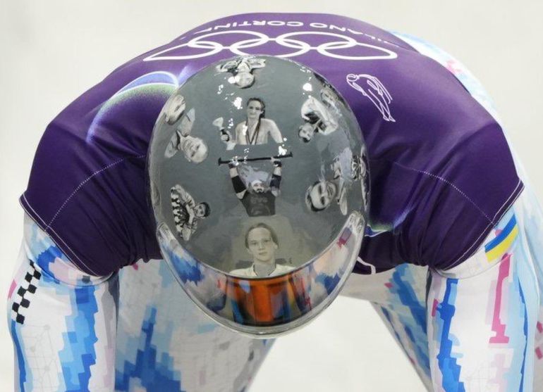 El casco incluye imágenes de atletas de Ucrania que murieron a causa del conflicto bélico con Rusia. El casco incluye imágenes de atletas de Ucrania que murieron a causa del conflicto bélico con Rusia.