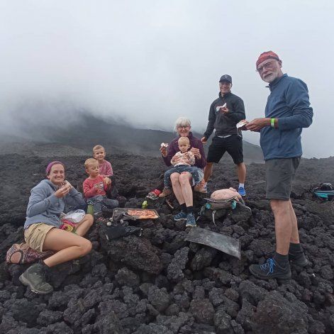 Viral: cocinan pizzas con lava y su emprendimiento causa furor en las redes