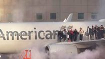 un avion de american airlines se incendio y evacuaron a mas de 170 pasajeros en medio de las llamas