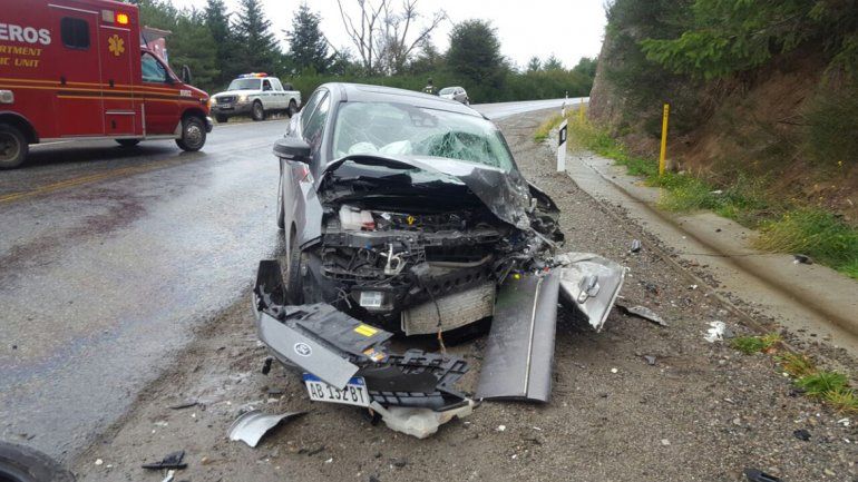Tremendo choque frontal en Villa la Angostura dejó siete heridos