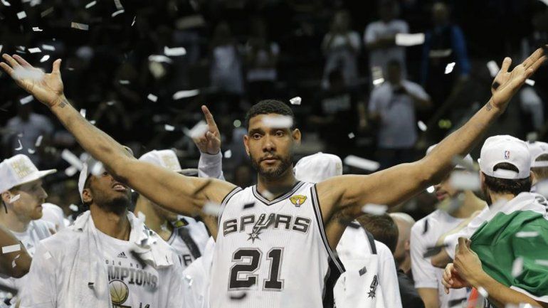 Ducan estuvo en todos los títulos de San Antonio. El primero lo ganó con el Almirante Robinson. El resto junto Ginóbili y Parker