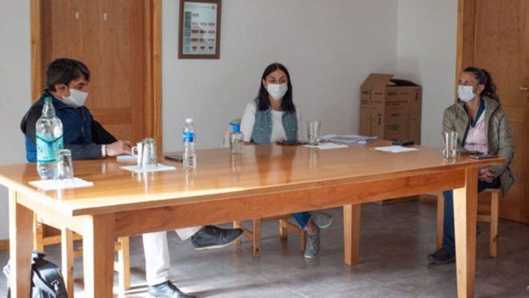 Peve y Saloniti en el Comité de Emergencia. 