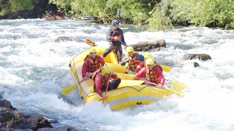 Los rápidos del Corcovado son de clase II y III. El paseo en kayak a la pasarela del Arrayanes (abajo) es para relajarse.