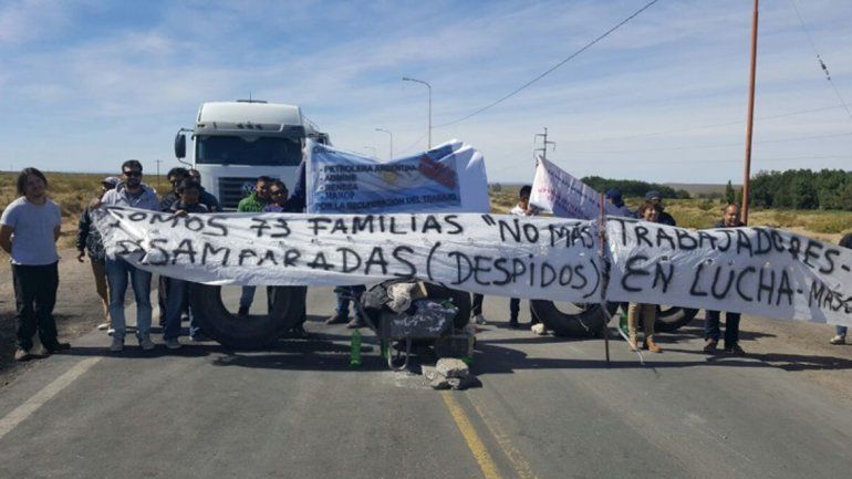 Trabajadores de Más Energía cortaron la Ruta 22 en Plaza Huincul.