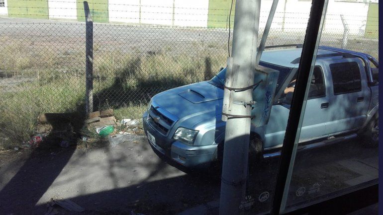 Sin paciencia: manejan por las veredas para evitar la cola de autos