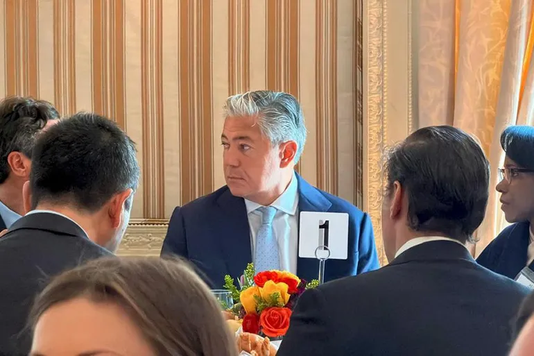 El gobernador, Rolando Figueroa, se encuentra en EEUU buscando inversiones para la provincia.