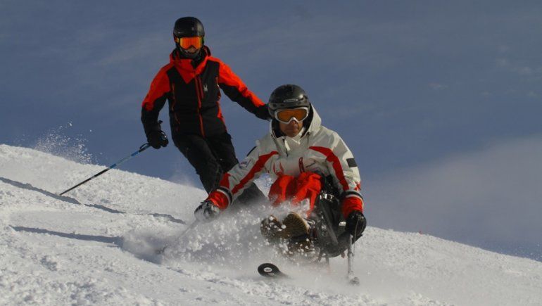Sufrió un grave accidente y es el primer instructor de esquí con discapacidad