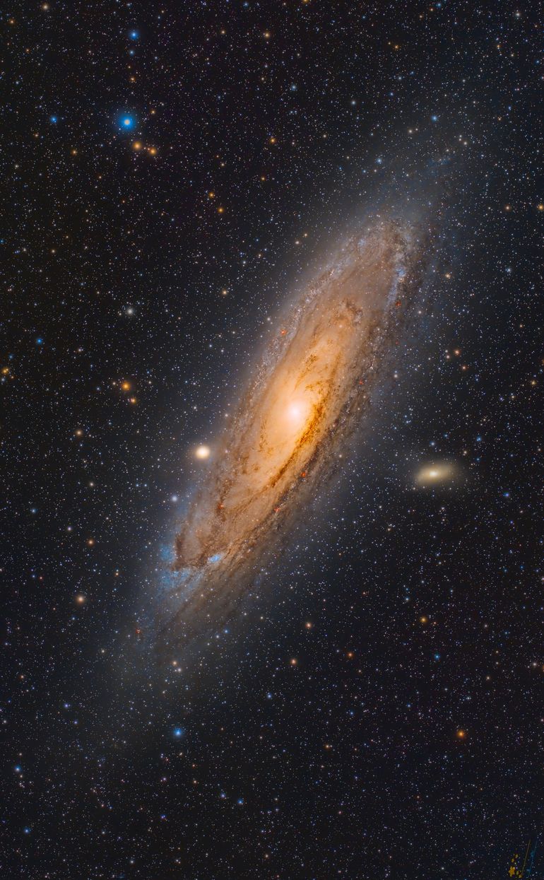 La galaxia Andrómeda se encuentra a una distancia de 2,5 millones de años luz de la Tierra. La galaxia Andrómeda se encuentra a una distancia de 2,5 millones de años luz de la Tierra.