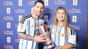 Una influencer fueguina le entregó un trofeo a Messi en Dallas: El mejor día de mi vida. Una influencer fueguina le entregó un trofeo a Messi en Dallas: El mejor día de mi vida.