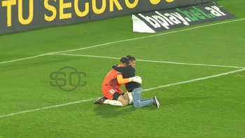 el conmovedor gesto de un nino con el arquero de defensa y justicia tras el gol de boca el conmovedor gesto de un nino con el arquero de defensa y justicia tras el gol de boca