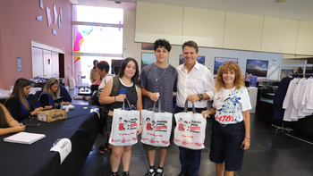 El intendente Mariano Gaido, en la entrega de los kits escolares. El intendente Mariano Gaido, en la entrega de los kits escolares.
