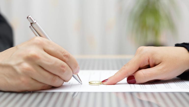 Divorcios senior: cada vez más parejas neuquinas se separan después de los 50