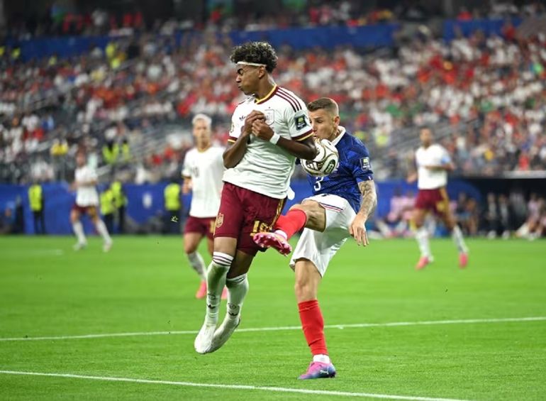 El penalazo de Digne sobre Lamine Yamal que recordó a dos de los Superclásicos