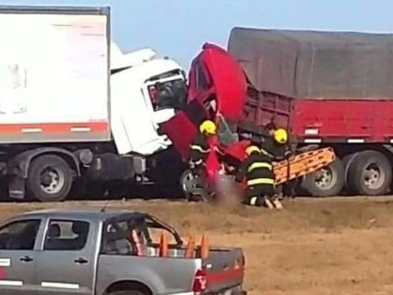 Un impresionante choque múltiple con dos camiones dejó al menos cuatro muertos