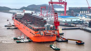 china envia su mayor buque de gas al congo, mientras avanza en negociaciones con ypf y eni para replicar el modelo en argentina