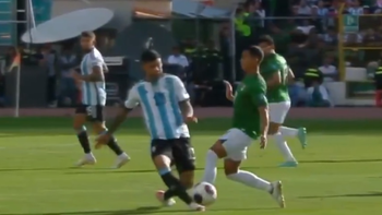 El momento en el que Cuti Romero recibe el planchazo de Roberto Fernández en el tobillo derecho, después de sacarle la pelota. El momento en el que Cuti Romero recibe el planchazo de Roberto Fernández en el tobillo derecho, después de sacarle la pelota.