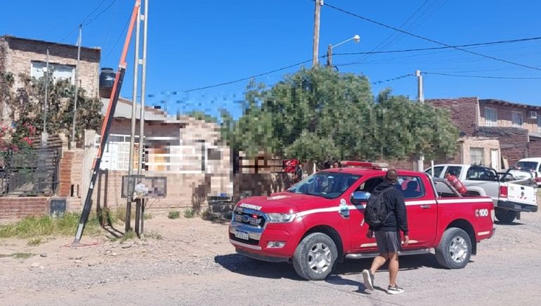 Intentaba colgarse de la luz y sufrió una descarga eléctrica