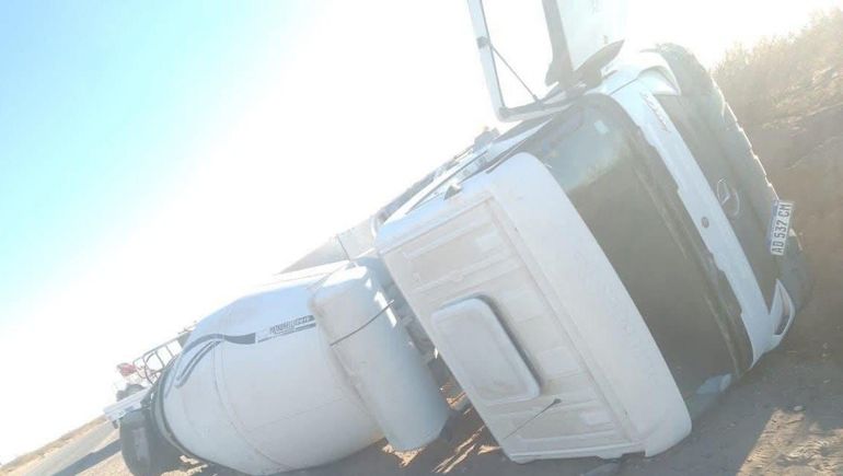 Ruta 7: un camión protagonizó un fuerte vuelco cerca de Añelo