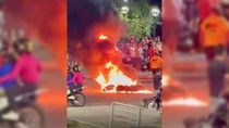 La moto incendiada en la Avenida Argentina durante este domingo a la madrugada. La moto incendiada en la Avenida Argentina durante este domingo a la madrugada.
