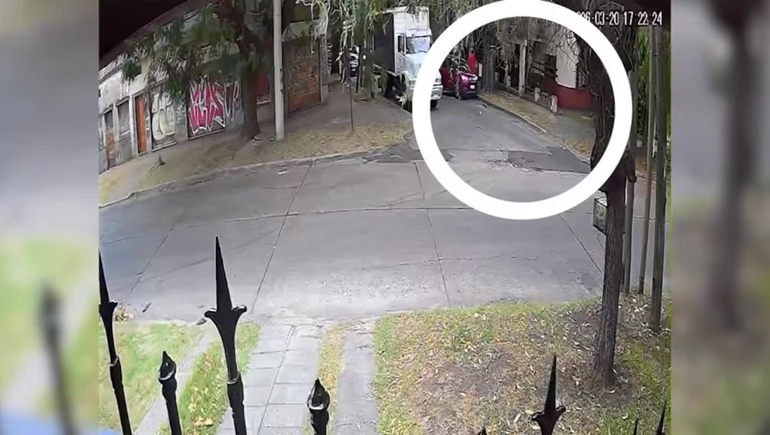 Bajate o te rompo el pecho: le robaron 12 millones de pesos y los motochorros se fueron a comer con sus tarjetas