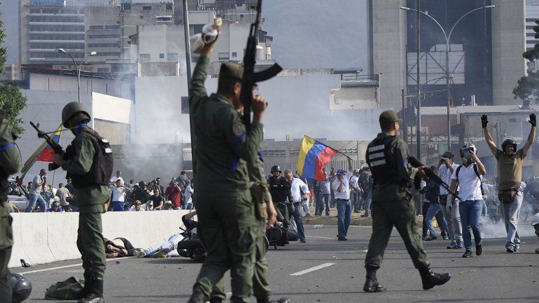 Un muerto y más de 100 heridos dejaron los enfrentamientos en Venezuela