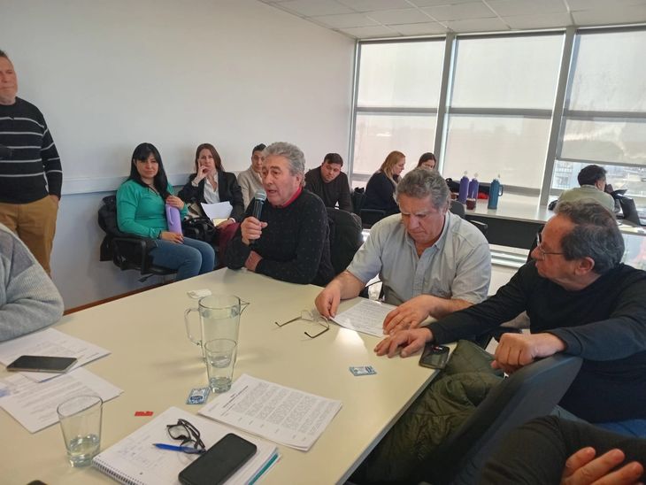 El productor Carlos Carrascos, exponiendo ante los legisladores, en Viedma.