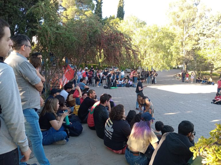 En la asamblea participaron más de 200 estudiantes. En la asamblea participaron más de 200 estudiantes.