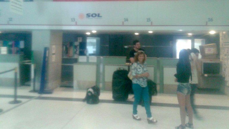 Pasajeros de Sol varados en el aeropuerto de Neuquén.