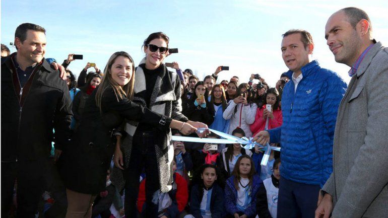 Junto a Luciana Aymar, Gutiérrez inauguró una cancha de hockey